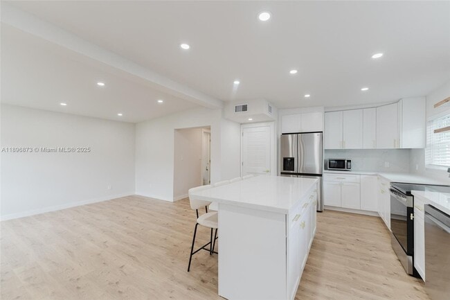 Building Photo - 1430 SW 32nd Ct