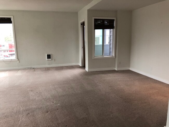 Living room - 1404 W Boston St