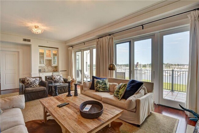 Building Photo - 10 Marina Dr