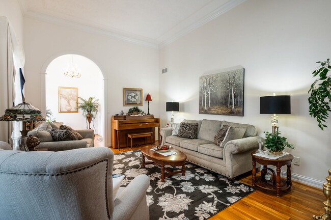 Building Photo - Executive Rental