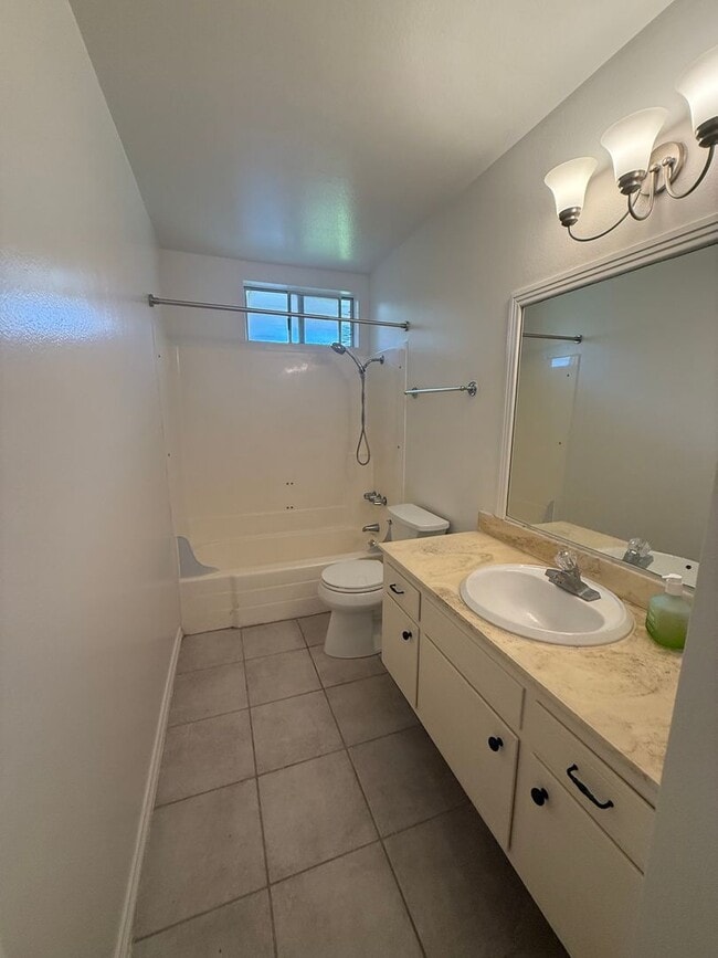 Building Photo - 3 bed, 2 bath single story home in central...
