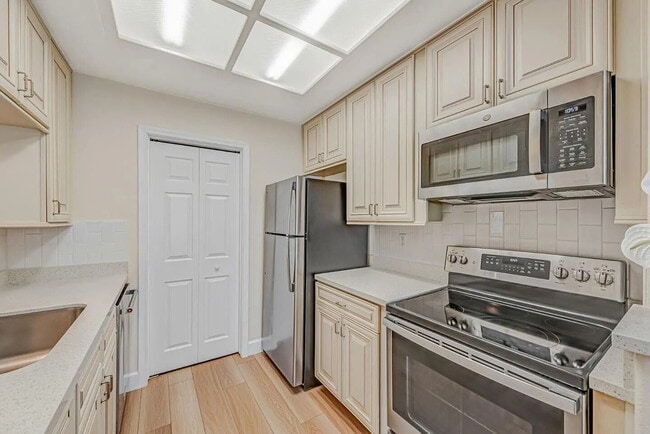 Building Photo - charming 1-bedroom, 1-bathroom home located on the ground level overlooking the green belt in Par...