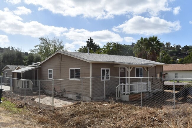 Building Photo - 3 Bedroom 1 Bath Upgraded Home with Large ...
