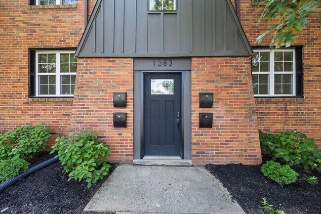 Primary Photo - 1383 Eastview Ave