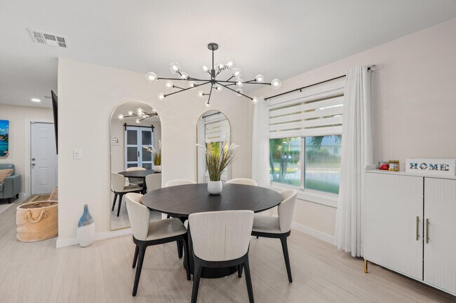 Building Photo - 9165 SE Yacht Club Cir