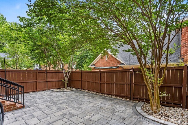 Building Photo - 1192 Hampton Gardens Ln