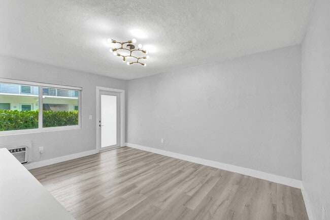 Building Photo - 9270 E Bay Harbor Dr