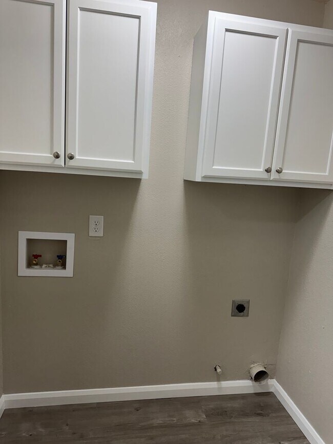 Building Photo - Fully Renovated 3 Bedroom Duplex in the he...