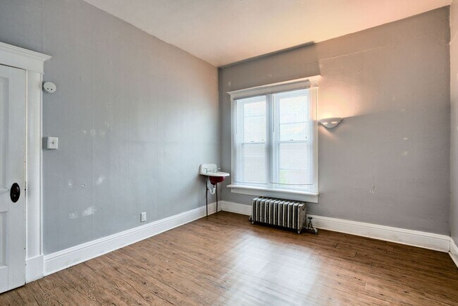 Building Photo - 205 N Sherwood St