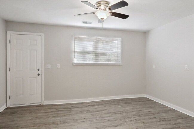 Building Photo - Large 3BR/2BA Near Downtown House For Rent