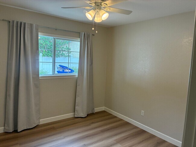 Building Photo - 3 Bedrooms with big backyard
