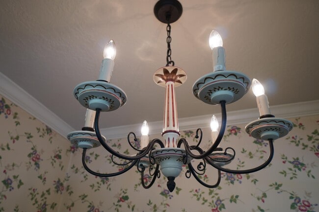 Building Photo - 2721 W Cassia St