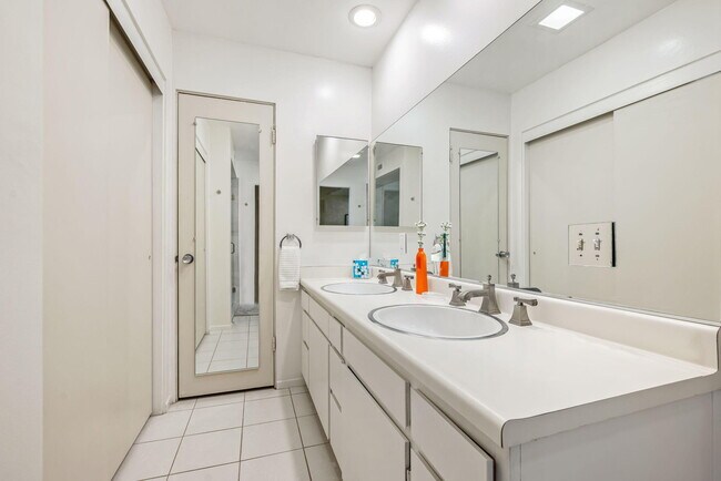 Building Photo - 38941 Kilimanjaro Dr