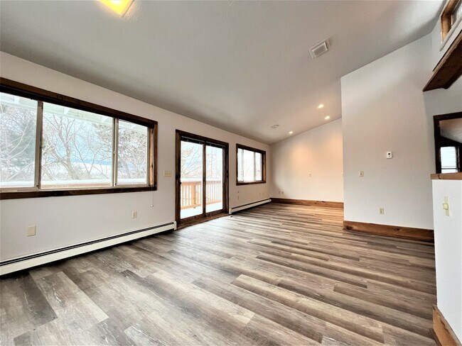 Building Photo - Newly Renovated 3 Bed, 2 Bath With Amazing...