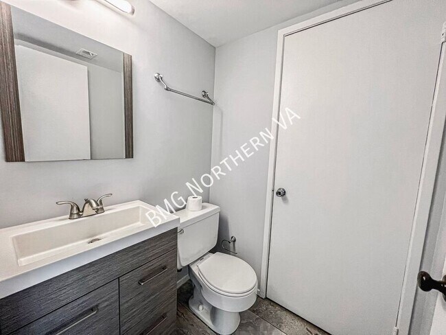 Building Photo - 2689 Glengyle Dr