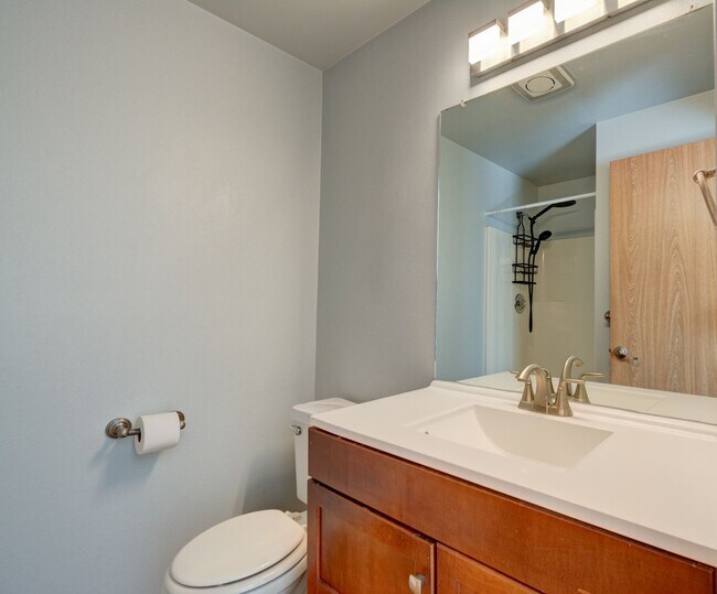 Building Photo - 3 bed 2 bath Condo in Town