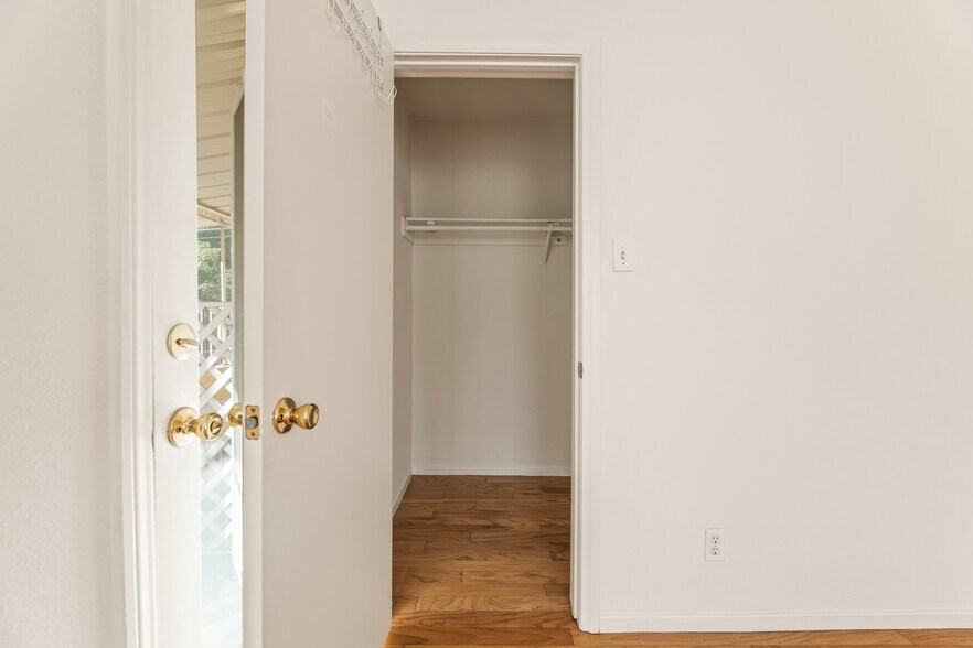 Closet - 3611 1/2 W 4th St