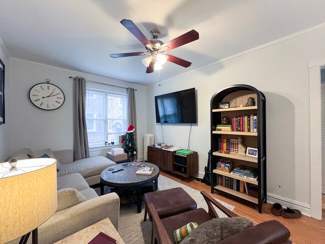 Building Photo - 654 W Oakdale Ave