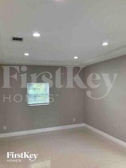 Building Photo - 2835 NW 14th St