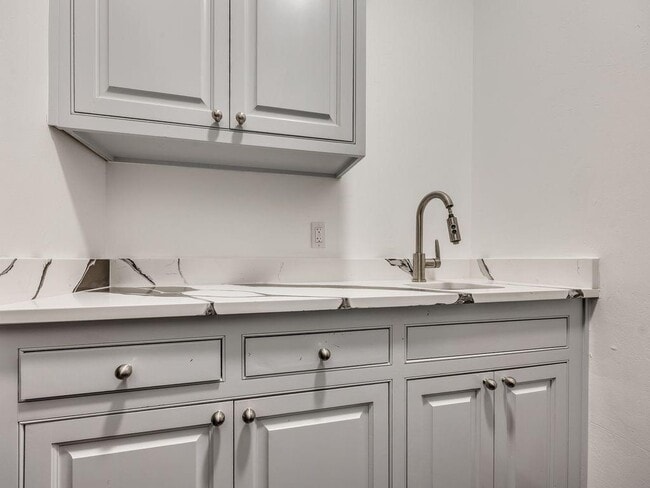 Building Photo - 109 NE 3rd St