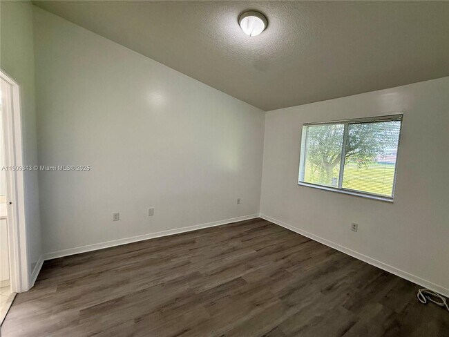 Building Photo - 980 NE 33rd Terrace