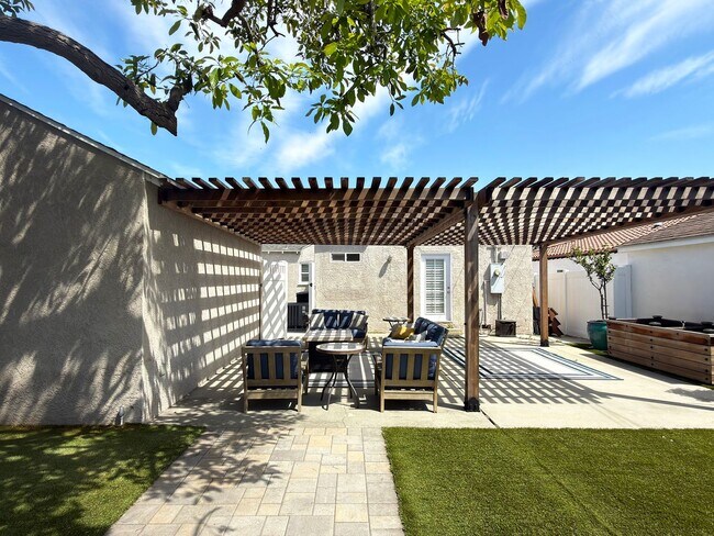 Building Photo - **2025 Euclid Ave Long Beach** Beautiful 3 bedroom 2 bath !!2 weeks free OAC!!