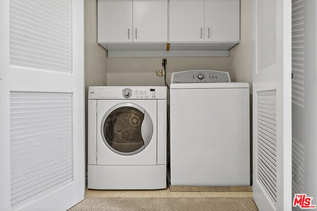 Building Photo - 1050 N Edinburgh Ave