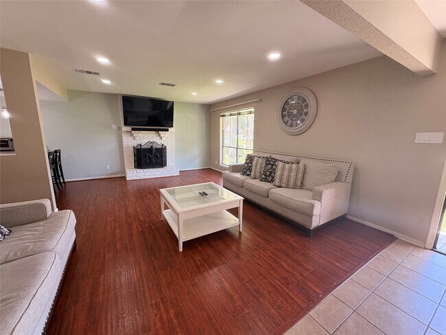 Building Photo - 2118 Hilton Head Dr
