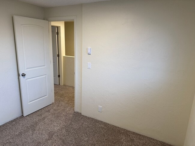 Building Photo - Beautifully updated 2 bedroom 1.5 bath duplex in Springfield!