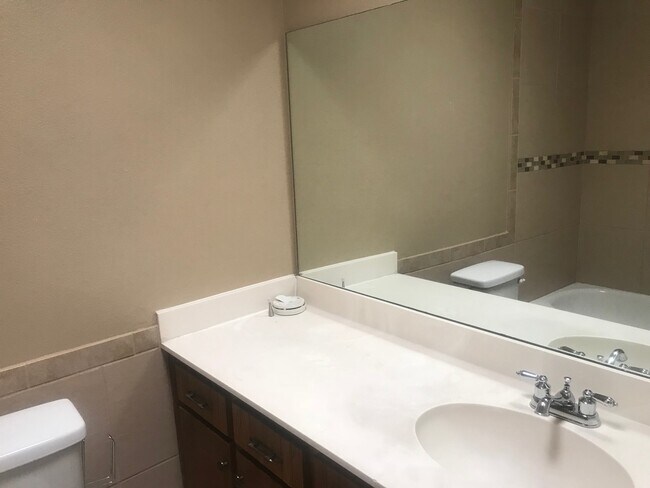Building Photo - Centrally located 3 bedroom condo