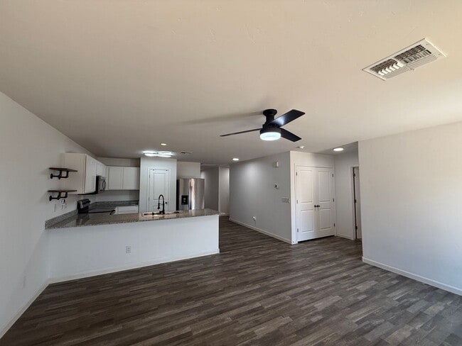 Building Photo - 4 Bedroom 2 Bathroom Home