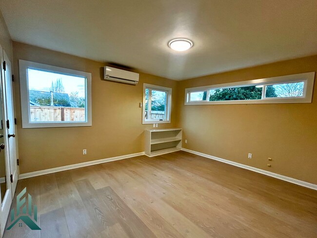 Building Photo - 1005 NW 30th St