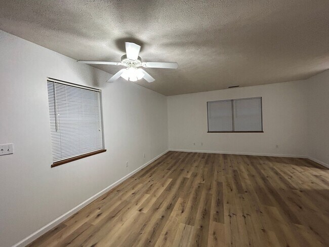 Building Photo - 917 N Clay St