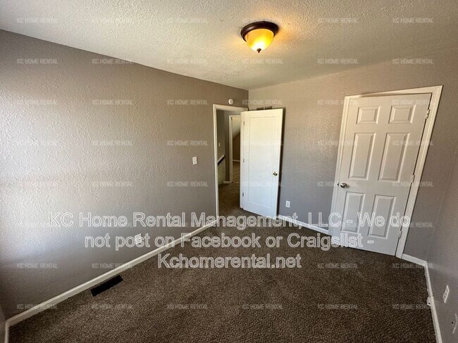 Building Photo - 4221 E 60 Terrace