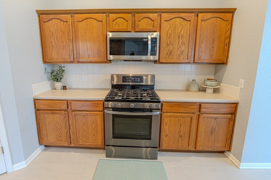 Building Photo - 208 Discovery