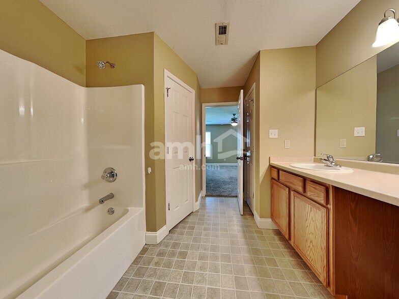 Building Photo - 119 Rouen Ct