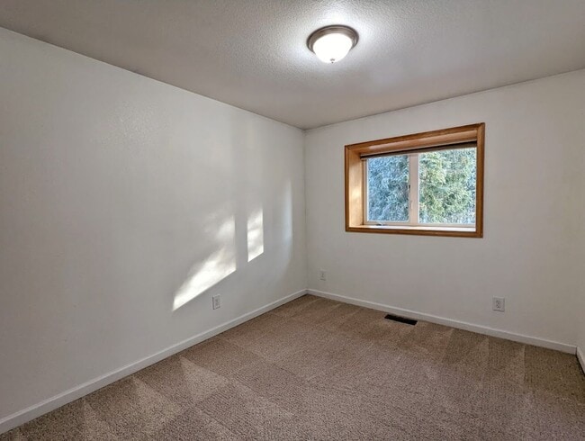 Building Photo - Backloop Sgl Fam Home, 3BD/2BA, Pet Friendly, 2 Car Garage