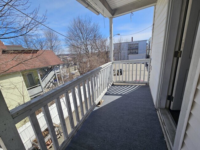 Building Photo - 40 Putnam St