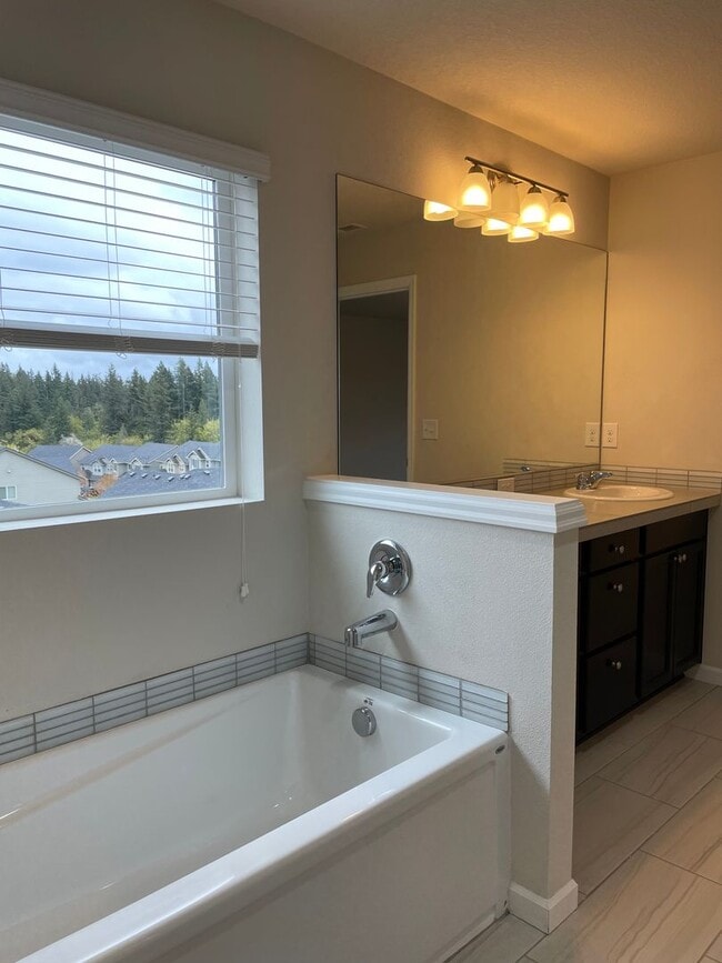 Building Photo - Beautiful 4 Bedroom 2.5 Bath Home Located ...