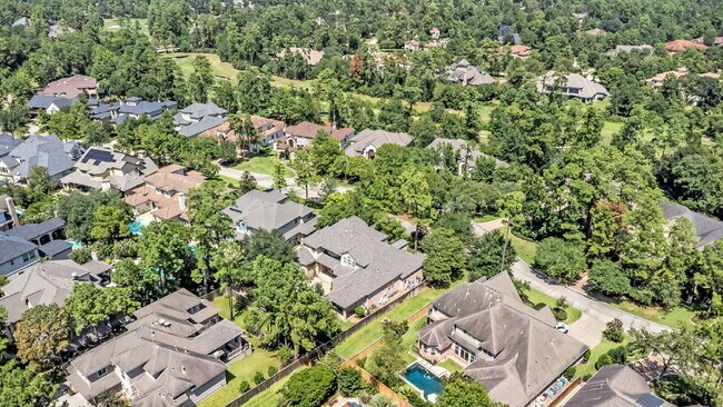 Building Photo - Exceptional 5-bedroom home (2 down) in desirable Woodlands Country Club with landscape & pool mai...