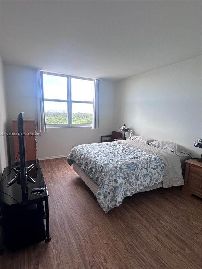 Building Photo - 300 Bayview Dr
