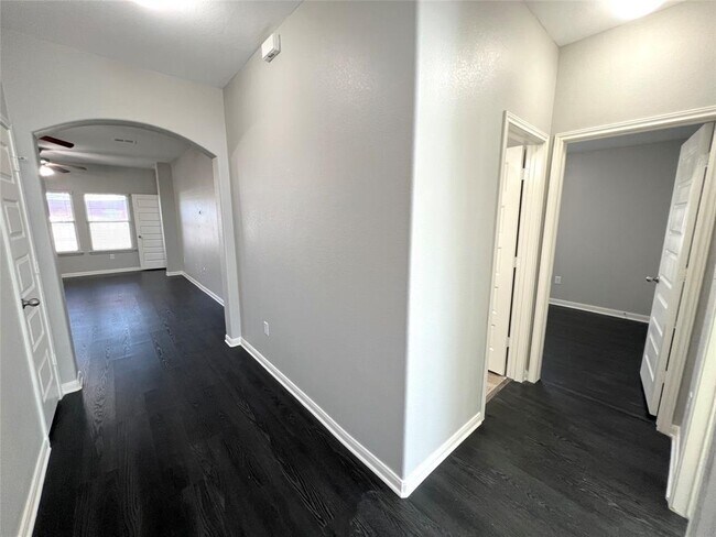 Building Photo - 802 Mitchell Dr