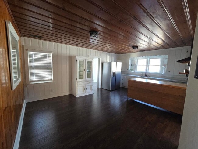 Building Photo - 209 Bartlett Ave