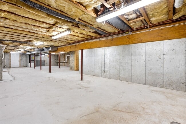 Building Photo - 850 Dedham St