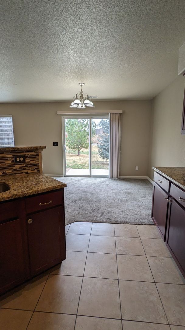 Building Photo - 3 BED/2.5 BATH END UNIT TOWNHOME W/PATIO & 2-CAR GARAGE!