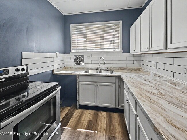 Building Photo - 828 Cedar Ave