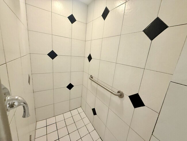 Building Photo - 2 bed 2 bath condo in Rosemary's District