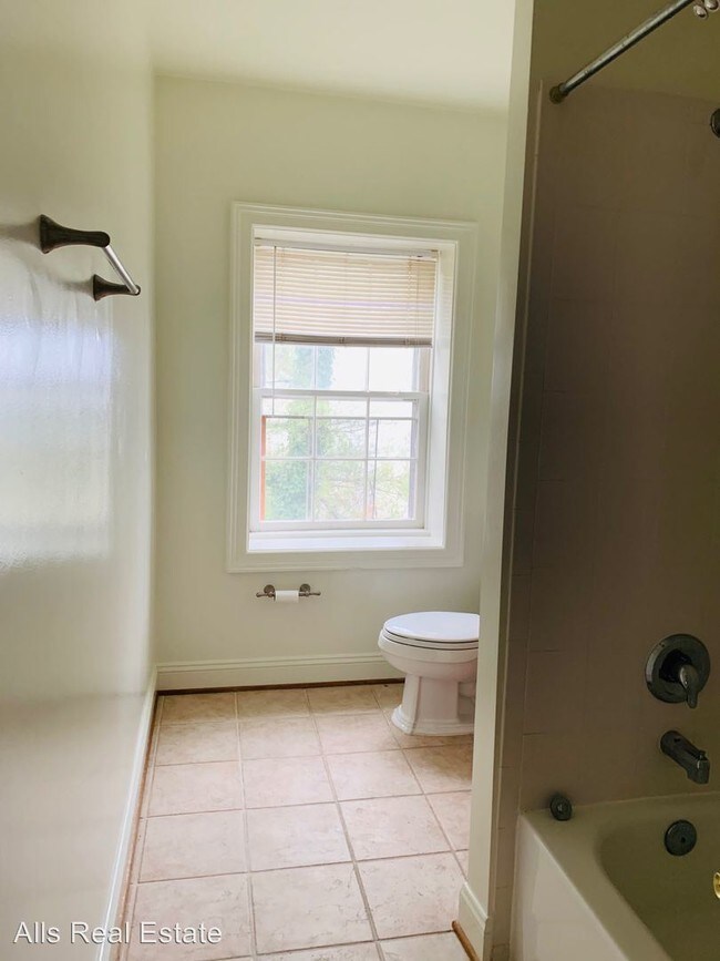 Building Photo - 194 E Lee St