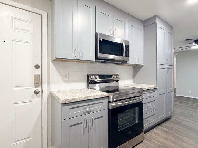 Building Photo - Modern Elegance Meets Suburban Comfort: Updated 3-Bed, 2-Bath Gem in Heart of Burleson