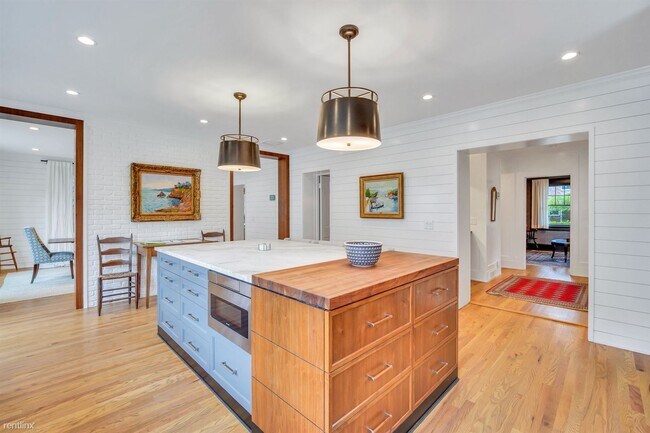 Building Photo - 4 br, 3.5 bath House - 44 E 45th St